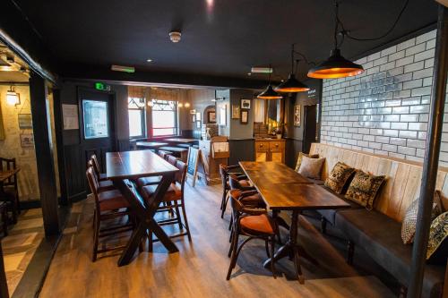 Kings Arms Hotel - image 10
