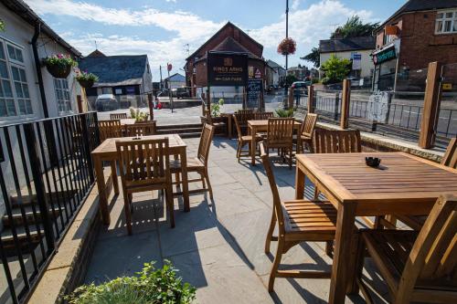 Kings Arms Hotel - image 3