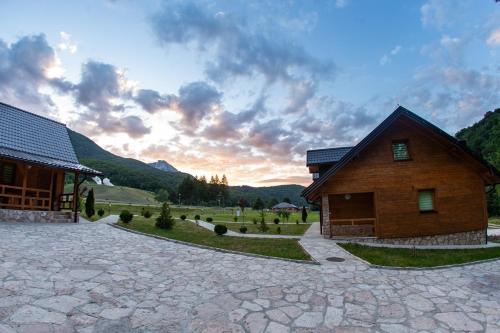 Tuvākā izklaides vieta, Vila "Maglić" (Vila "Maglic") in Tjentište