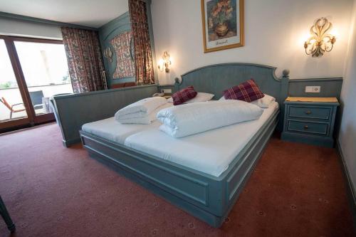 1 queen bed, 1 sofa bed