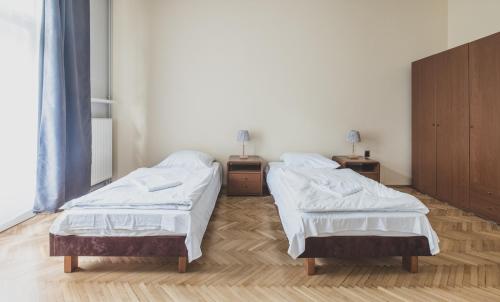 4 twin beds
