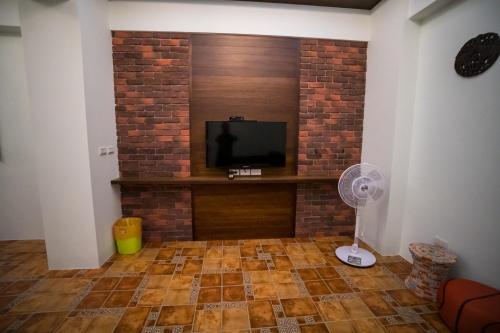 Shared lounge/TV area, Ryan's Guesthouse in Xiyu Township