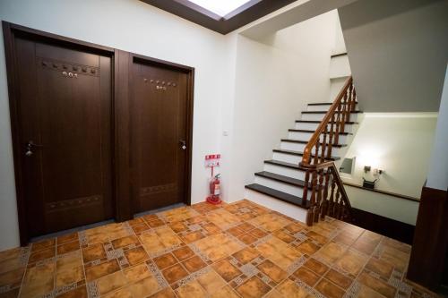 Shared lounge/TV area, Ryan's Guesthouse in Xiyu Township