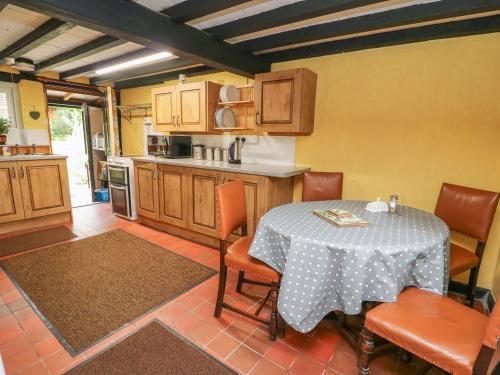 Caerau Farm House in Landinama