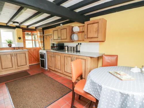 Caerau Farm House in Landinama