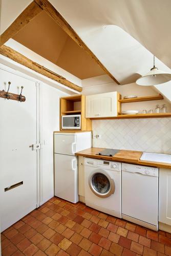 One-Bedroom Apartment image 5