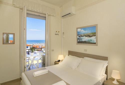  Double Room with Balcony and Sea View