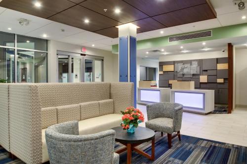 Holiday Inn Express & Suites Galesburg, an IHG Hotel