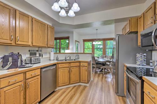 Mountain Air Condo with View in Blue Ridge Mountains in Burnsville, USA