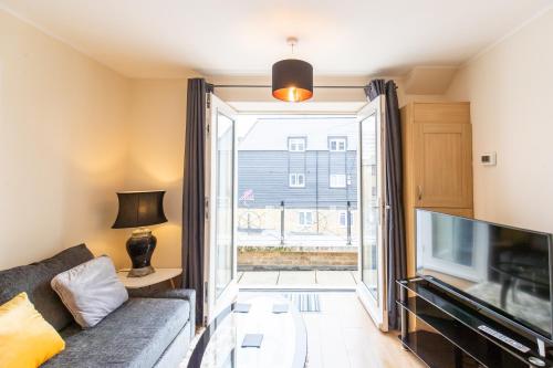 1-bedroom apartment with balcony Hoddesdon - image 2