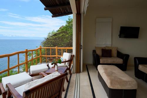 Sea the waves! Stunning beach house in five-star beachfront resort