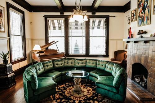 Heritage House Bed & Breakfast - Boutique Adults-Only Inn - 공용 라운지/TV 시청 구역