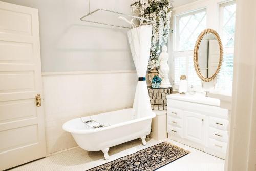 Heritage House Bed & Breakfast - Boutique Adults-Only Inn - 화장실