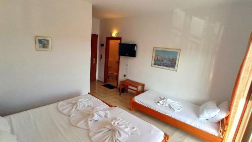 1 double bed, 1 twin bed