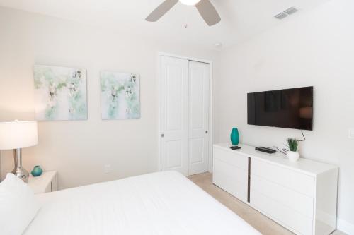 Private Pool Home Waterpark Access & Near Disney! - image 5