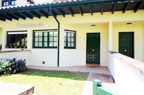  Chalet Adosado Proa - Parking y jardín con impresionantes vistas a la Ría de San Vicente de la Barquera in San Vicente de la Barquera