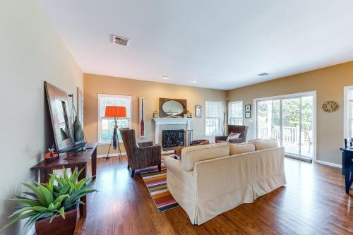 Lavender Bay Breezes - Private Bay Beach Community in East Marion, USA