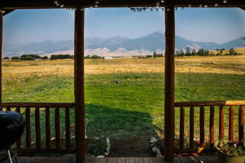 Paradise Valley Cabin by Chico and Yellowstone Park! in Livingston, USA