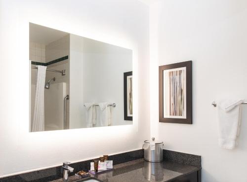 King Room with Bath Tub - Mobility/Hearing Accessible - Non-Smoking