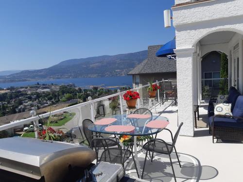 Vacation Lake View House kelowna BNB