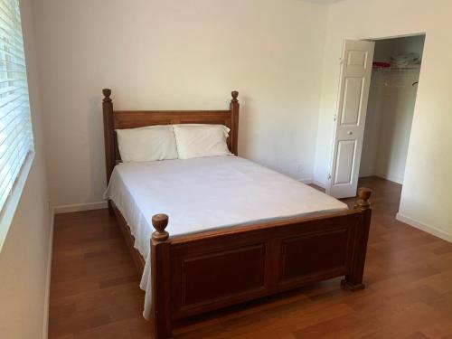 Bedroom Suite in Lauderdale Lakes Townhome in Lauderhill