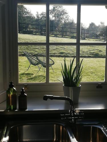 Next door at Broomfield House in 米爾敦