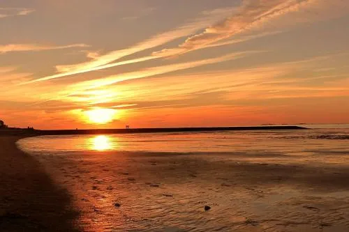 Lüttje Huus Frieda mit Strandkorb am Strand von Mai bis September in Cuxhaven, Deutschland
