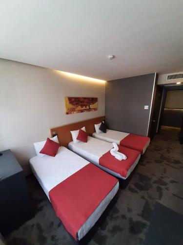 3 twin beds