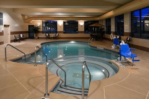 Holiday Inn Express Hotel & Suites Milwaukee-New Berlin By IHG - 수영장
