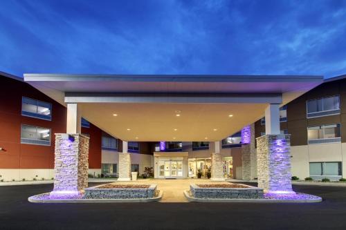 Holiday Inn Express & Suites Galesburg, an IHG Hotel