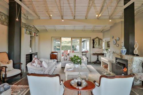 ห้องส่วนกลางสำหรับนั่งเล่น/ดูทีวี, เฮอมานัสลอดจ์ออนเดอะกรีน (Hermanus Lodge on the Green) in เฮอร์มานัส