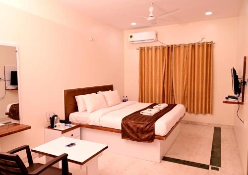 HOTEL DAKSH - Pashan Lake