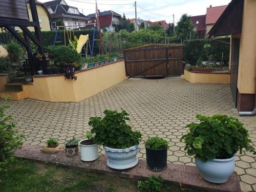 3 bedrooms, 5 beds