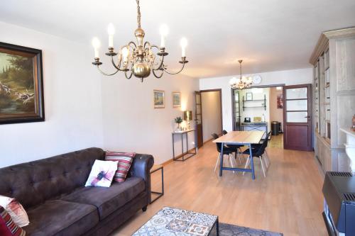  Recht op 't Stadhuis in Oudenaarde