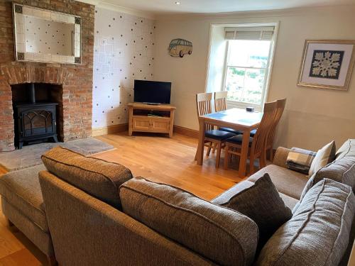Honeysuckle Cottage & The Apartment - image 6