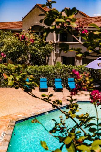 Vineyard Court Designer Suites Hotel in College Station, USA