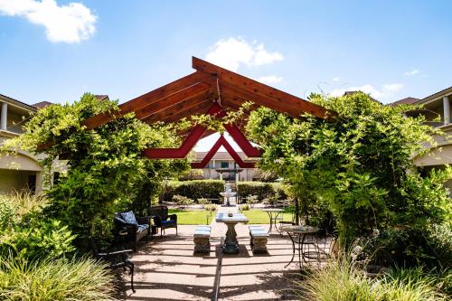 Vineyard Court Designer Suites Hotel in College Station, USA