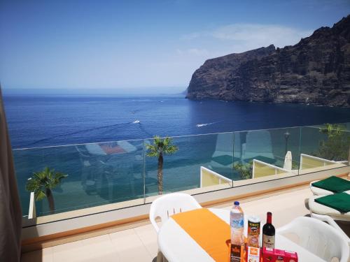 Magical Apt. with Sea View & Cliff 5