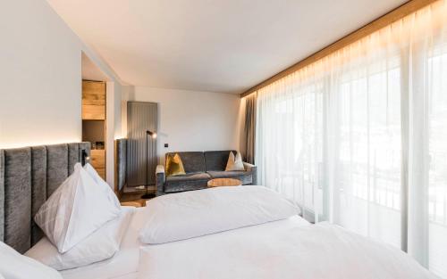 1 king bed, 1 sofa bed