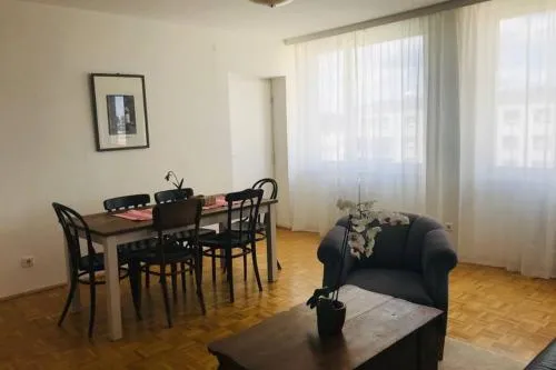 Mitten im Achten. Zentrale Wohnung in Wien in Wien, Österreich