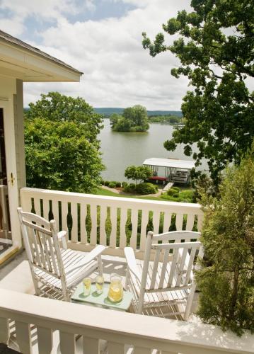 Lookout Point Lakeside Inn - 전망