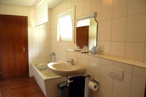 Vannas istaba, Ferienhaus - Vakantiehuis, Ferienwohnung, 100 qm, Rollmann, 54578 Nohn, Eifel- Nürburgring (Ferienhaus - Vakantiehuis, Ferienwohnung, 100 qm, Rollmann, 54578 Nohn, Eifel- Nurburgring) in Nohn