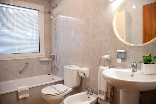 2 twin beds, 2 sofa beds
