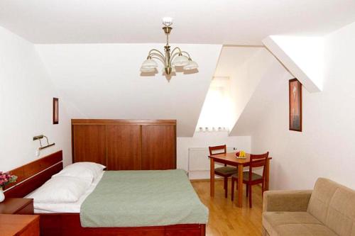 One-Bedroom Suite with Extra Bed image 2