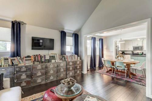 Vals Eclectic Classen Cottage in Oklahoma City, USA