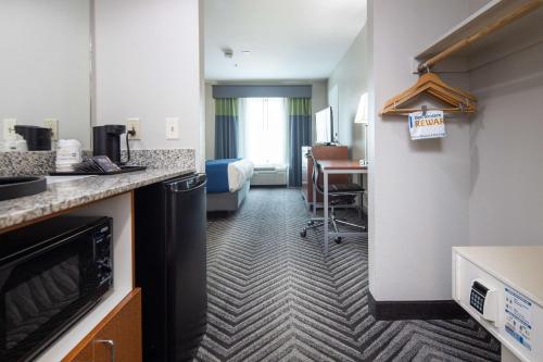 Best Western Coyote Point Inn - image 11