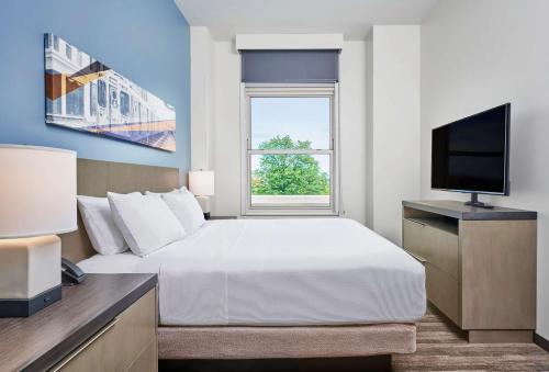 One-Bedroom King Suite with Kitchen image 2