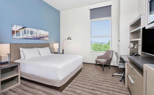 King Room room in Hyatt House Chicago Medical/University District