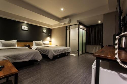 Deluxe Twin Room image 10