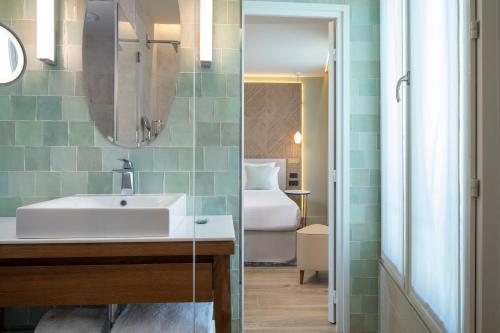 room detail thumbnail 2